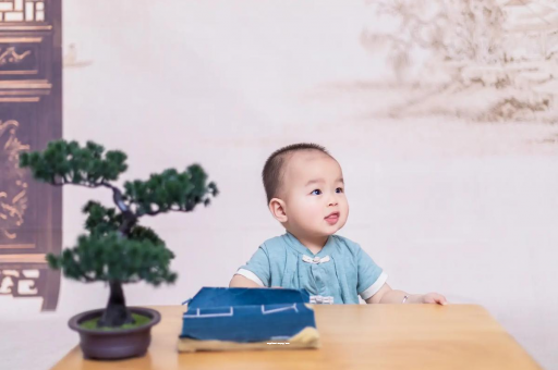 宁国怀孕肚子中间凹两边凸